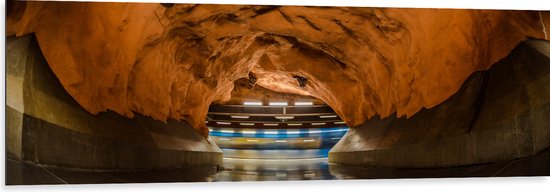 Dibond - Metrostation in Stockholm met Voorbij Rijdende Metro en een Looppad als Grot - 150x50 cm Foto op Aluminium (Wanddecoratie van metaal)