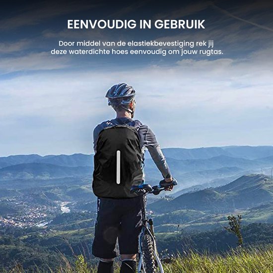 Man op fiets, kijkend naar een vallei, met een zwarte rugzakhoes met reflecterende strip.