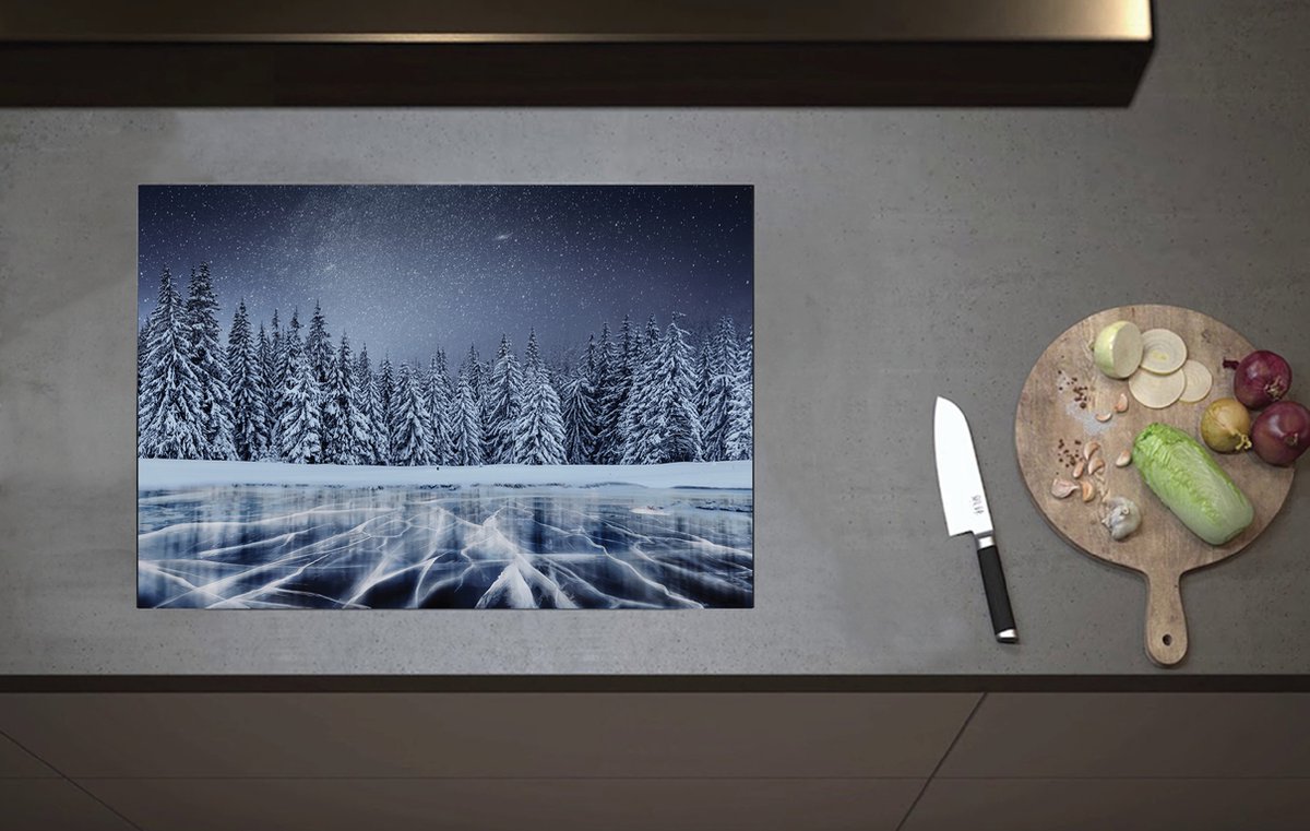 Inductieplaat Beschermer - Heldere Sterrenhemel boven Dichtbegroeid Bos in Sneeuw Landschap - 70x52 cm - 2 mm Dik - Inductie Beschermer van Vinyl