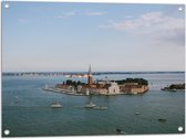 Tuinposter – Kerk met Huisjes Er Omheen op een Eilandje en Veel Bootjes op het Water - 80x60 cm Foto op Tuinposter (wanddecoratie voor buiten en binnen)