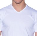 Hals en bovenlichaam van een man in wit V-hals T-shirt met korte mouwen.