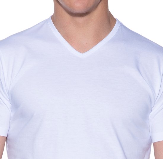 Hals en bovenlichaam van een man in wit V-hals T-shirt met korte mouwen.