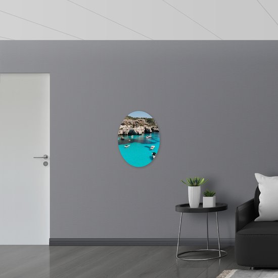 WallClassics - Dibond Ovale - Barques sur une Water bleu vif devant des rochers - Photo 51x68 cm sur ovale (avec système de suspension)