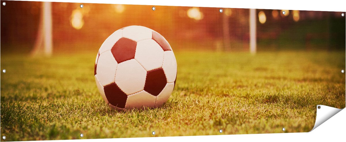 Gards Tuinposter Voetbal met Goal tijdens Zonsondergang - 210x70 cm - Tuindoek - Tuindecoratie - Wanddecoratie buiten - Tuinschilderij Multikleur