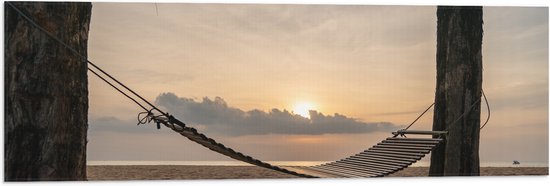 Vlag - Houten Hangmat tussen Hoge Bomen op het Strand bij Ondergaande Zon - 90x30 cm Foto op Polyester Vlag