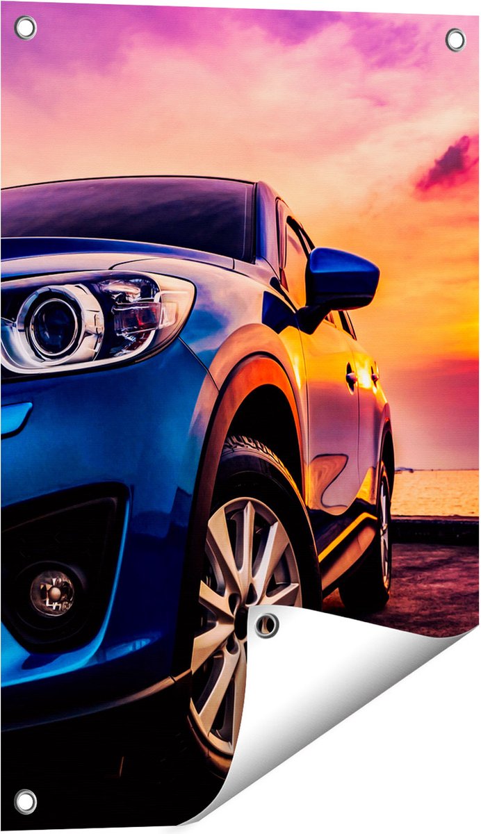 Gards Tuinposter Blauwe Sportwagen Auto bij Zonsondergang - 40x60 cm - Tuindoek - Tuindecoratie - Wanddecoratie buiten - Tuinschilderij Multikleur