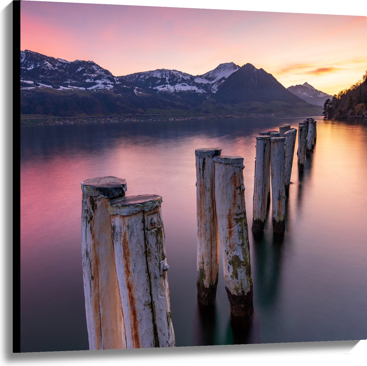 Canvas - Houten Palen in het Meer van Berggebied tijdens Zonsondergang met Paarse Gloed - 
