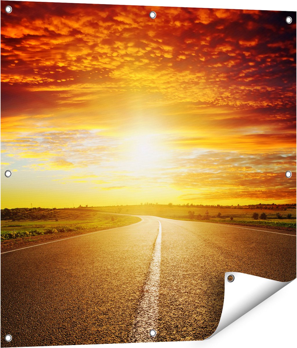 Gards Tuinposter Zonsondergang Over de Weg met een Rode Lucht - 80x80 cm - Tuindoek - Tuindecoratie - Wanddecoratie buiten - Tuinschilderij Multikleur
