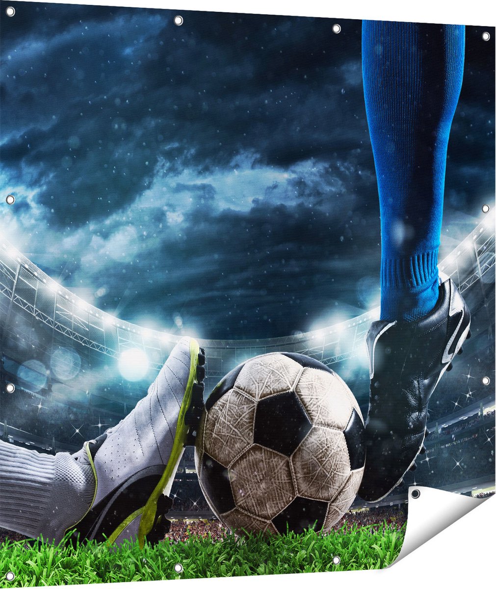 Gards Tuinposter Voetbal Sliding op de Bal in het Stadion - 110x110 cm - Tuindoek - Tuindecoratie - Wanddecoratie buiten - Tuinschilderij Multikleur