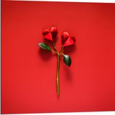 Dibond - Gevouwen Origami Rode Rozen tegen Rode Achtergrond - 80x80 cm Foto op Aluminium (Wanddecoratie van metaal)