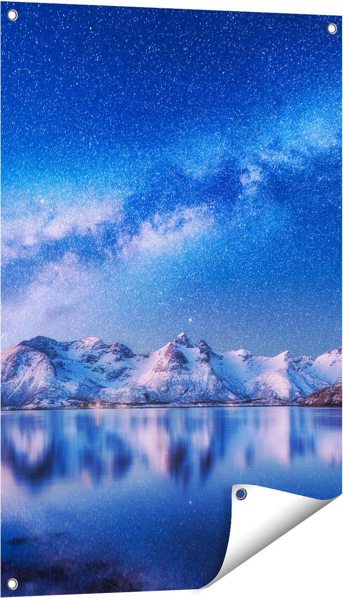 Gards Tuinposter Melkweg bij Besneeuwde Bergen - 60x90 cm - Tuindoek - Tuindecoratie - Wanddecoratie buiten - Tuinschilderij Multikleur