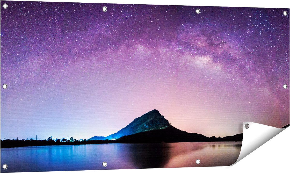 Gards Tuinposter Melkweg bij een Berg in Thailand - 120x60 cm - Tuindoek - Tuindecoratie - Wanddecoratie buiten - Tuinschilderij Multikleur