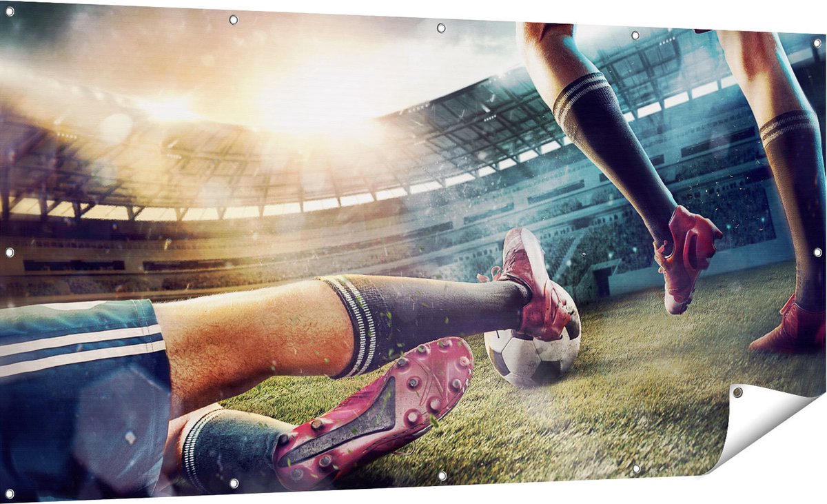 Gards Tuinposter Voetbal Sliding in het Stadion - 180x90 cm - Tuindoek - Tuindecoratie - Wanddecoratie buiten - Tuinschilderij Multikleur