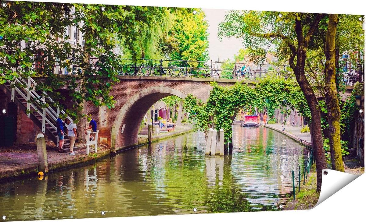 Gards Tuinposter Dichtbegroeide Brug op de Oudegracht in Utrecht - 180x90 cm - Tuindoek - Tuindecoratie - Wanddecoratie buiten - Tuinschilderij Multikleur