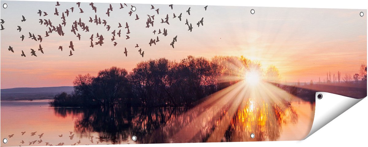 Gards Tuinposter Groep Vogels Boven de Meer met Zonsondergang - 150x50 cm - Tuindoek - Tuindecoratie - Wanddecoratie buiten - Tuinschilderij Multikleur