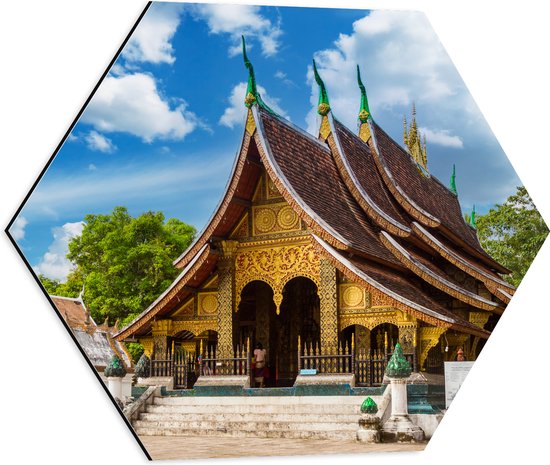Dibond Hexagon - Goud met Bruine Wat Xiengthong Tempel in Luang Pabrang, Laos - 50x43.5 cm Foto op Hexagon (Met Ophangsysteem)