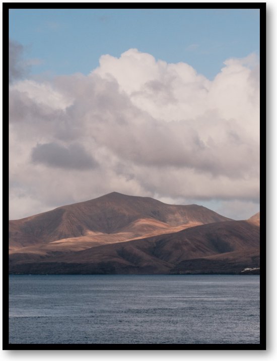 Heuvels, wolken en zee - Lanzarote - Fotoposter 30x40 met Lijst
