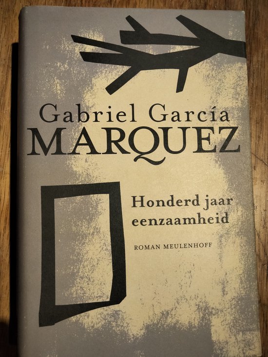 Couverture du livre 'Cent ans de solitude' par Gabriel García Márquez. Gris avec des branches d'arbre noires et un cadre.
