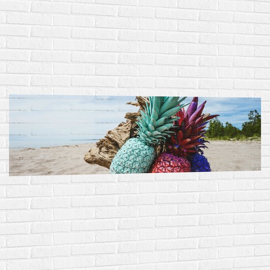 Muursticker - Gekleurde Ananassen op Strand - 150x50 cm Foto op Muursticker