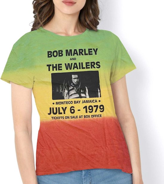 T-shirt met Bob Marley & The Wailers affiche in groen, geel en rood, gedragen door vrouw. Tekst: Bob Marley and The Wailers, Montego Bay Jamaica, July 6-1979.