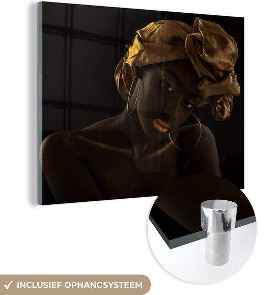 MuchoWow® Glasschilderij 120x90 cm - Schilderij acrylglas - Vrouwen - Hoofddoek - Goud - Luxe - Foto op glas - Schilderijen