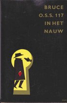 Zwarte boekomslag met gele sleutelgatvorm en een figuur in een hoed en regenjas. Titel: BRUCE O.S.S. 117 IN HET NAUW.