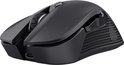 Zwarte draadloze gaming muis met scrollwiel en getextureerde zijkanten.