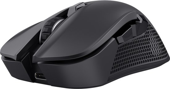Zwarte draadloze gaming muis met scrollwiel en getextureerde zijkanten.