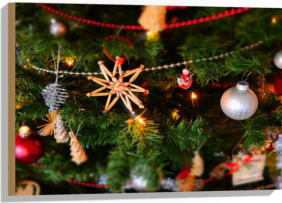 Hout - Verschillende Ornamenten en Kerstballen in Kerstboom - 75x50 cm - 9 mm dik - Foto op Hout (Met Ophangsysteem)