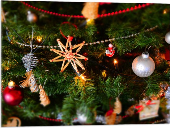Acrylglas - Verschillende Ornamenten en Kerstballen in Kerstboom - 80x60 cm Foto op Acrylglas (Wanddecoratie op Acrylaat)