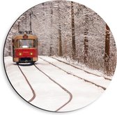 Dibond Muurcirkel - Rode Tram rijdend door Bos vol Bomen in de Winter - 40x40 cm Foto op Aluminium Muurcirkel (met ophangsysteem)