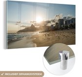 MuchoWow® Glasschilderij 160x80 cm - Schilderij acrylglas - De zon hangt net boven de bergen bij het Zuid-Amerikaanse strand Ipanema - Foto op glas - Schilderijen