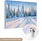 MuchoWow® Glasschilderij 120x80 cm - Schilderij acrylglas - Bos - Sneeuw - Winter - Foto op glas - Schilderijen