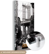 MuchoWow® Glasschilderij 60x120 cm - Schilderij acrylglas - Zwart-wit foto met een gele taxi in het Amerikaanse New York - Foto op glas - Schilderijen