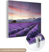 MuchoWow® Glasschilderij 50x50 cm - Schilderij acrylglas - Een prachtig lavendelveld bij zonsondergang - Foto op glas - Schilderijen
