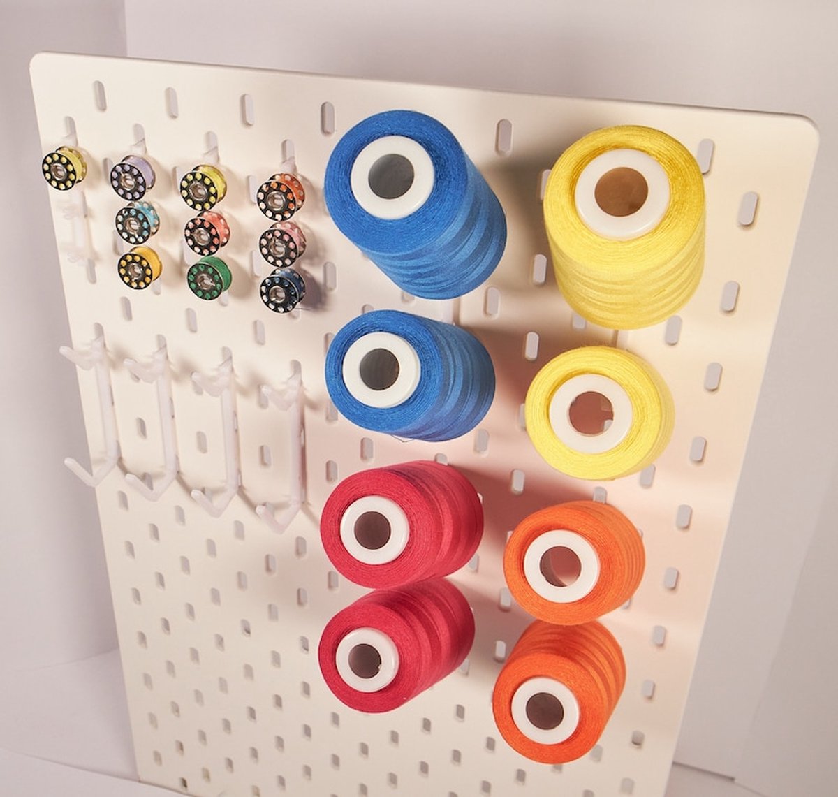 Skadiken A01 – Set van 40 haken compatibel met SKADIS-paneel, voor garenklosjes opbergen en spoeltjes van naaimachines (40x SM-60 g