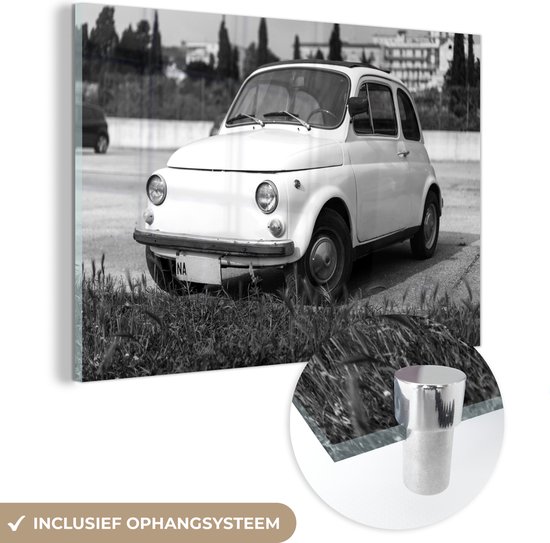 MuchoWow® Glasschilderij 90x60 cm - Schilderij acrylglas - Kleine Witte Fiat 500 - zwart wit - Foto op glas - Schilderijen