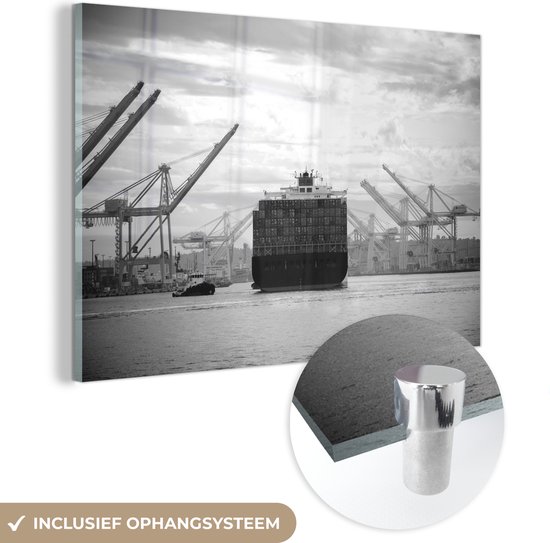 MuchoWow® Glasschilderij 90x60 cm - Schilderij acrylglas - Containerschip wordt de haven binnengesleept met een sleepboot - zwart wit - Foto op glas - Schilderijen