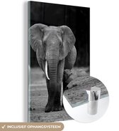 MuchoWow® Glasschilderij 80x120 cm - Schilderij acrylglas - Baby olifant die gevoed wordt door zijn moeder - zwart wit - Foto op glas - Schilderijen