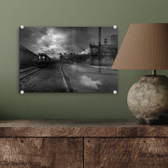 MuchoWow® Peinture sur verre 30x20 cm - Peinture sur verre acrylique - Bâtiments abandonnés à côté d'une voie ferrée - noir et blanc - Photo sur verre - Peintures