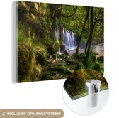 MuchoWow® Glasschilderij 120x80 cm - Schilderij acrylglas - Uitzicht op de waterval vanaf het bos bij het Nationaal park Brecon Beacons - Foto op glas - Schilderijen