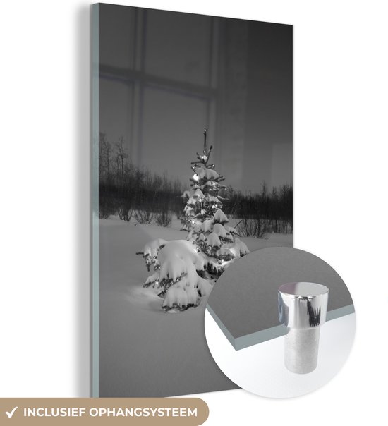 MuchoWow® Glasschilderij 100x150 cm - Schilderij acrylglas - Verlichte kerstboom in de sneeuw bij nacht - zwart wit - Foto op glas - Schilderijen