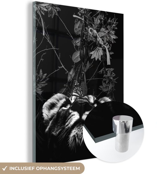 MuchoWow® Glasschilderij 60x80 cm - Schilderij acrylglas - Een tijger met een vlinder op zijn neus en bloemen - zwart wit - Foto op glas - Schilderijen