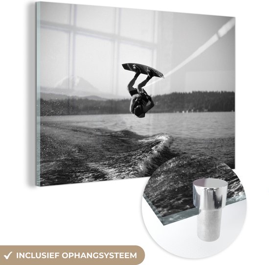 MuchoWow® Glasschilderij 30x20 cm - Schilderij acrylglas - Een wakeboarder maakt een salto met zijn materiaal - zwart wit - Foto op glas - Schilderijen