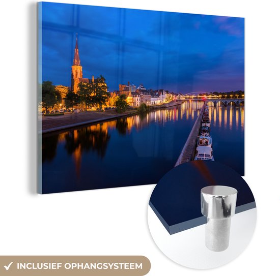 MuchoWow® Glasschilderij 30x20 cm - Schilderij acrylglas - Licht - Nacht - Maastricht - Foto op glas - Schilderijen