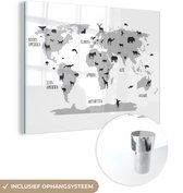 MuchoWow® Glasschilderij 80x60 cm - Schilderij acrylglas - Kinder Wereldkaart Dieren - zwart wit - Foto op glas - Schilderijen