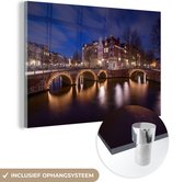 MuchoWow® Glasschilderij 30x20 cm - Schilderij acrylglas - Amsterdam - Water - Nacht - Foto op glas - Schilderijen