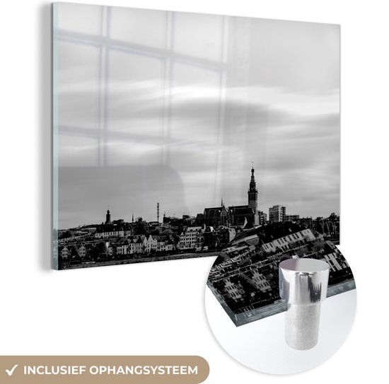 MuchoWow® Glasschilderij 90x60 cm - Schilderij acrylglas - De skyline van de Nederlandse stad Nijmegen - zwart wit - Foto op glas - Schilderijen