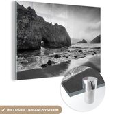 MuchoWow® Glasschilderij 120x80 cm - Schilderij acrylglas - Pfeiffer Beach bij de Big Sur in Amerika - zwart wit - Foto op glas - Schilderijen