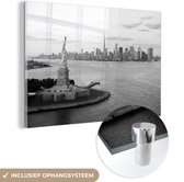 MuchoWow® Glasschilderij 90x60 cm - Schilderij acrylglas - New York - Vrijheidsbeeld - Zwart - Wit - Foto op glas - Schilderijen